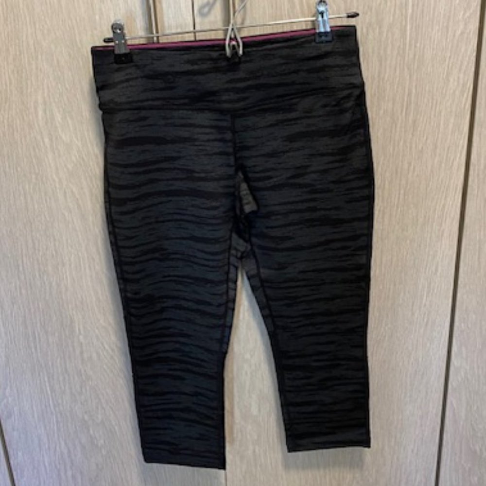 Calvin Klein Performance Stretch Zebra-Striped Active Capri Leggings in Medium